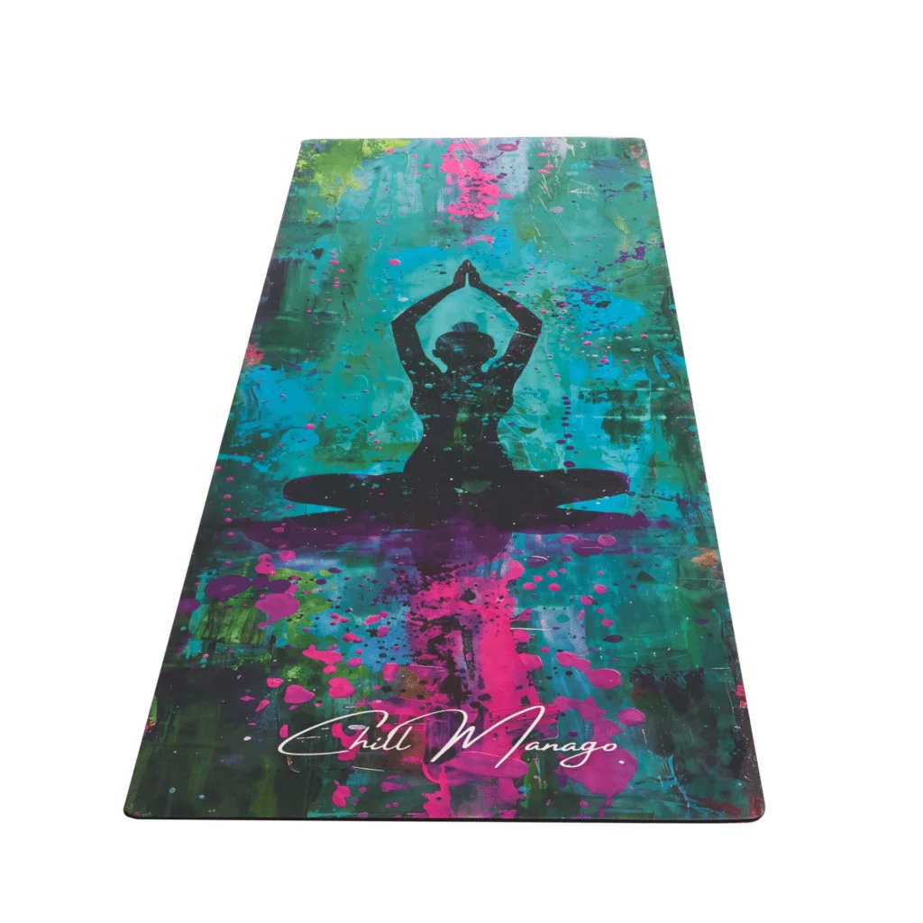 Ultralekka podróżna mata do jogi Chill Manago z unikalnym artystycznym wzorem joginki na tle rozlanej farby w odcieniach zieleni i turkusu
